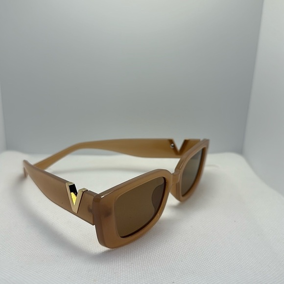 Chic Retro Rectangle Sunglasses - Light Brown with Gold V   UV 400 protection main image 15